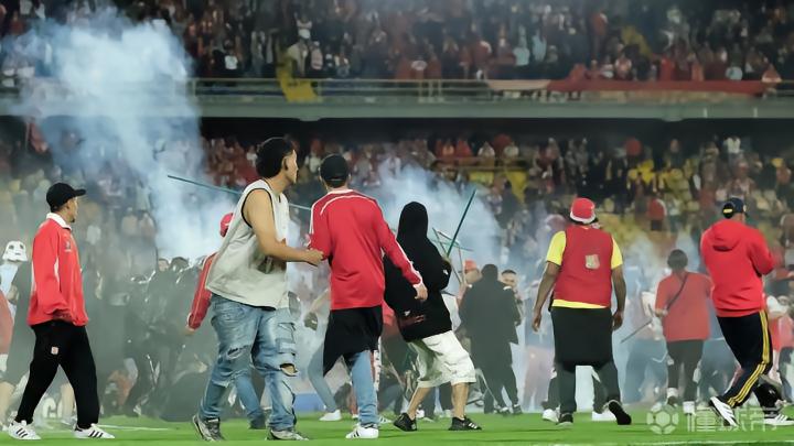 哥伦比亚甲级联赛爆发大规模骚乱,球迷持凳子冲场互殴